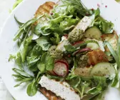 Bunter Geflügelsalat mit Pesto und Croutons
