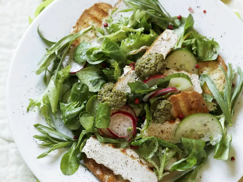 Bunter Geflügelsalat mit Pesto und Croutons