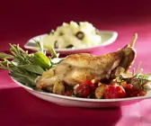 Gebratenes Kaninchen mit Oliven-Kartoffelbrei