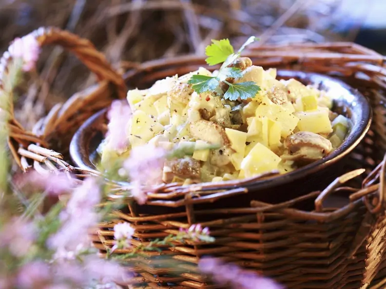 Salat aus eingelegten Pilzen