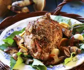 Braten vom Schwein mit Pilzen, Zitrone und Knoblauch