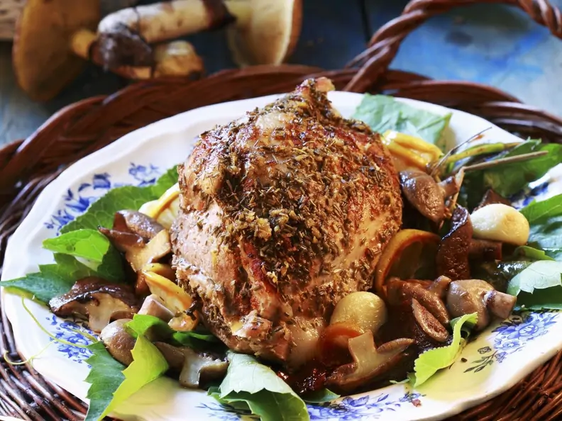 Braten vom Schwein mit Pilzen, Zitrone und Knoblauch