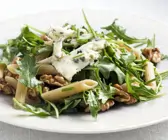 Pastasalat mit Rauke, Walnusskernen und Blauschimmelkäse