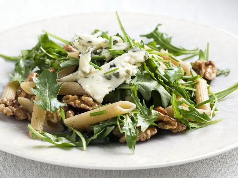 Pastasalat mit Rauke, Walnusskernen und Blauschimmelkäse