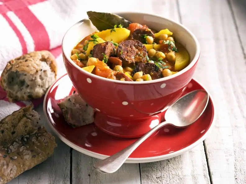 Bunte Kichererbsensuppe mit Chorizo