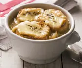 Klassische Zwiebelsuppe mit Käsebrot