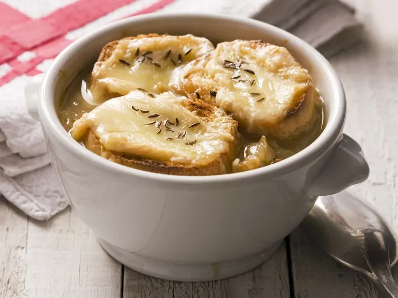 Klassische Zwiebelsuppe mit Käsebrot