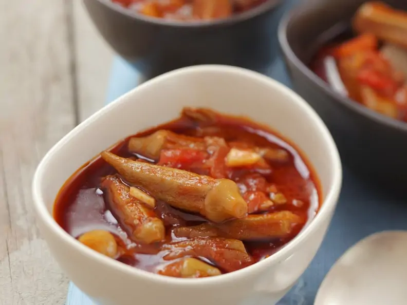 Ladyfingers mit Tomatensoße