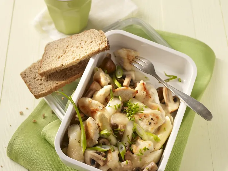 Hühnchenbrust mit Champignons, Spargel und Lauchzwiebeln