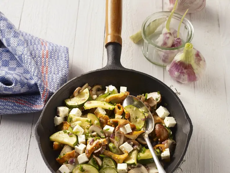 Pilzsalat mit Knoblauch, Zucchini und Feta