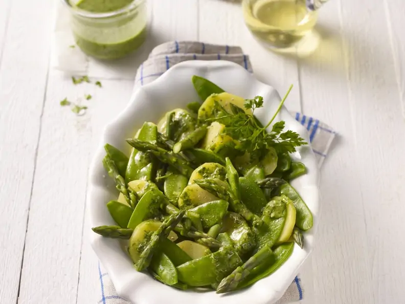 Grüner Kartoffelsalat mit Zuckerschoten und Spargel