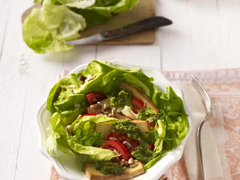Salat mit Tofu und Salsa