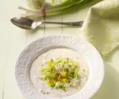 Kalte Joghurtsuppe mit Lauchzwiebeln und Sprossen