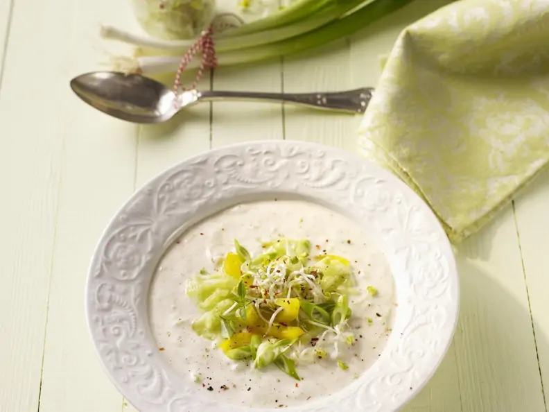 Kalte Joghurtsuppe mit Lauchzwiebeln und Sprossen