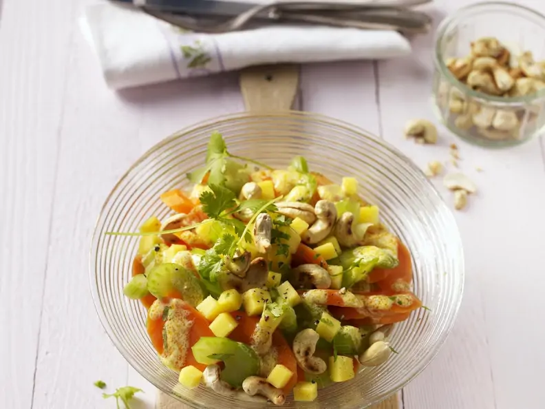 Möhrensalat mit Cashewkernen und Mango