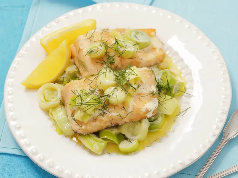 Wildlachs mit Lauch