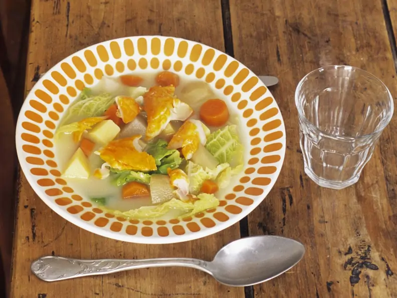Suppe aus Kohl mit geräuchertem Schellfisch
