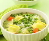 Frühlingsminestrone mit Ravioli