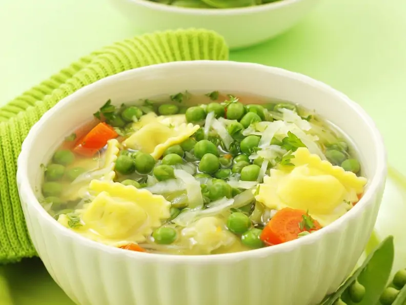 Frühlingsminestrone mit Ravioli