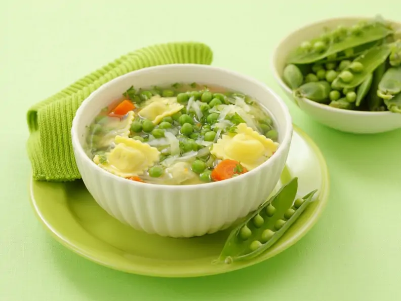 Grüne Minestrone mit gefüllten Nudeln