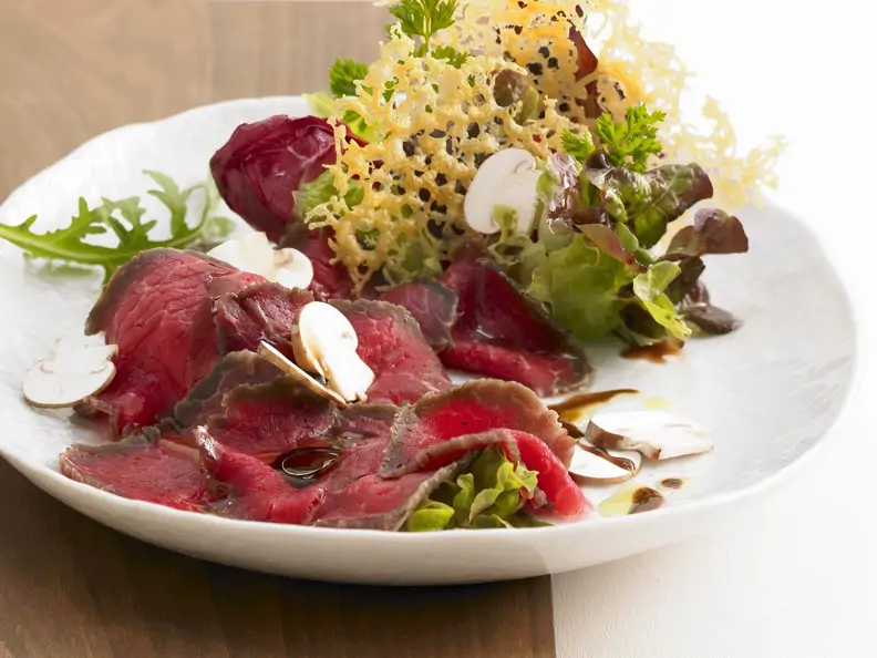 Rinderfilet mit Egerlingen und knuspriger Parmesanecke