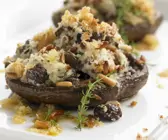 Riesenchampignons gefüllt mit Ziegenkäse und Pinienkernen