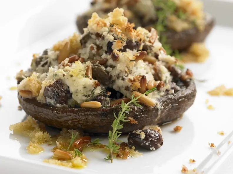 Riesenchampignons gefüllt mit Ziegenkäse und Pinienkernen