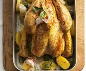 Gebratenes Hähnchen mit Kartoffeln und Oliven
