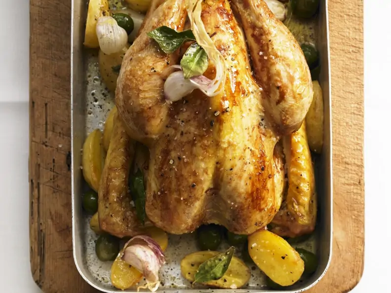 Gebratenes Hähnchen mit Kartoffeln und Oliven