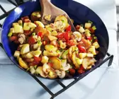 Gebratene Kartoffeln mit Gemüse und Pilzen