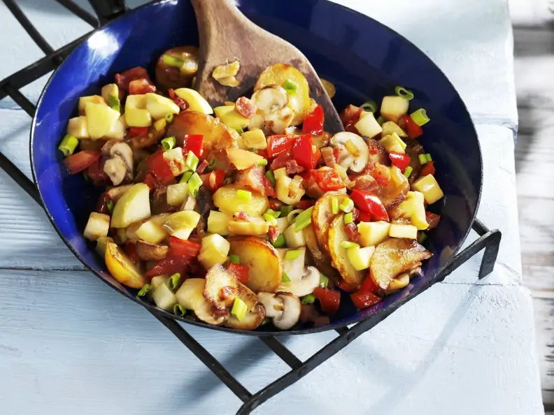 Gebratene Kartoffeln mit Gemüse und Pilzen