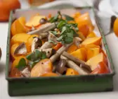 Gebackene Kaki mit Pilzen und Schwarzwurzel
