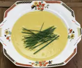 Cremige Kürbissuppe mit Schnittlauch