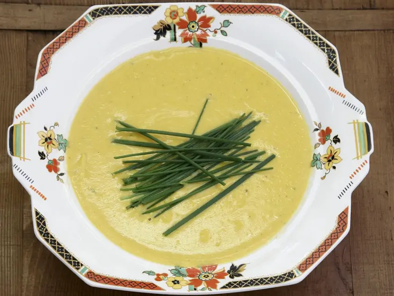 Cremige Kürbissuppe mit Schnittlauch