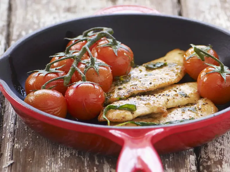 Gebratene Hähnchenbrust mit Cherrytomaten