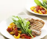 Geschmorte Paprika mit Hähnchen und Rucola
