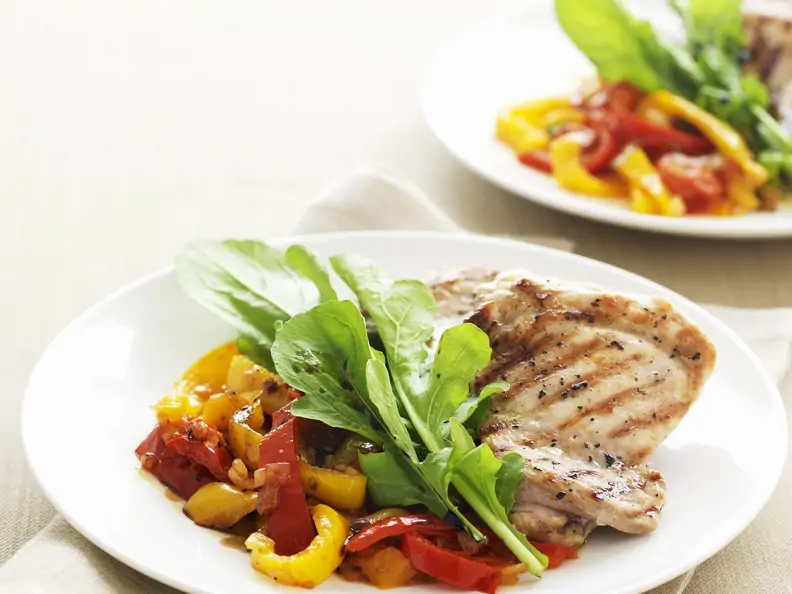 Geschmorte Paprika mit Hähnchen und Rucola