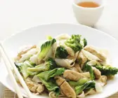 Hähnchen mit Brokkoli und Asia-Nudeln