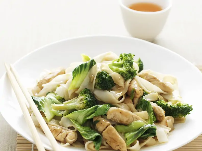 Hähnchen mit Brokkoli und Asia-Nudeln