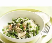 Frühlingshaftes Risotto mit grünem Spargel, Erbsen und Krabbenfleisch