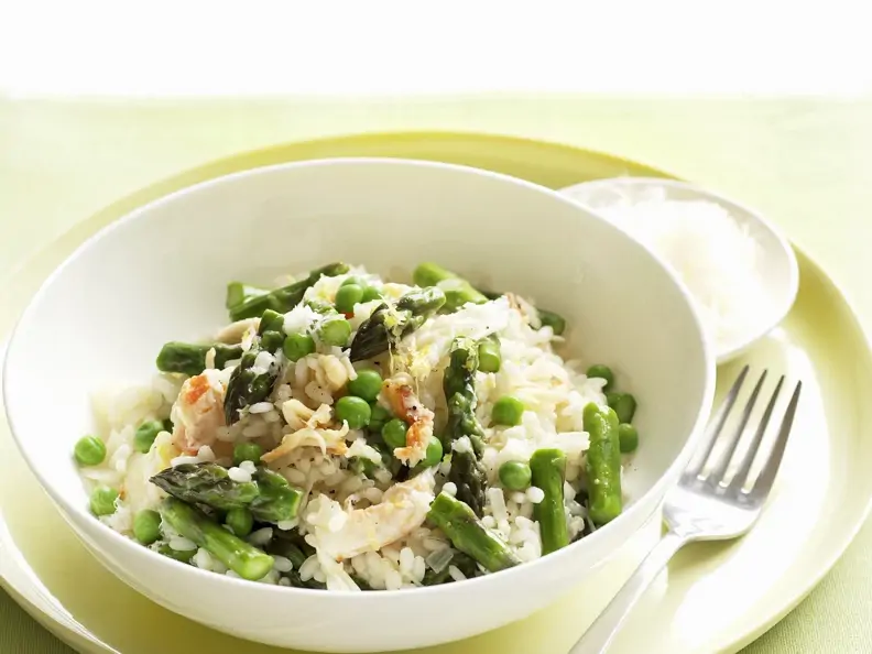 Frühlingshaftes Risotto mit grünem Spargel, Erbsen und Krabbenfleisch