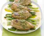 Überbackenes Hähnchen mit Gemüse und Blauschimmelkäse