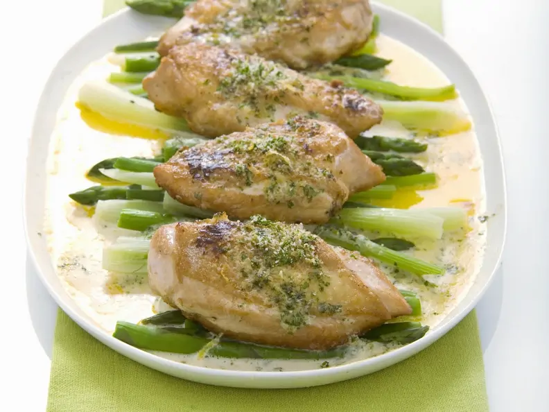 Überbackenes Hähnchen mit Gemüse und Blauschimmelkäse