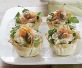 Herzhafte Törtchen aus Filoteig mit Artischockencreme und geräuchertem Lachs