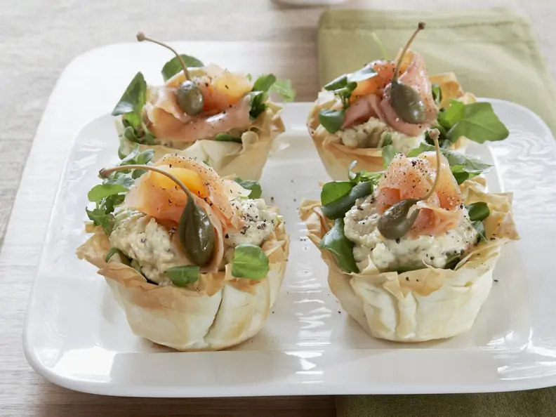 Herzhafte Törtchen aus Filoteig mit Artischockencreme und geräuchertem Lachs