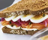 Doppeldecker mit geräuchertem Lachs und Ei