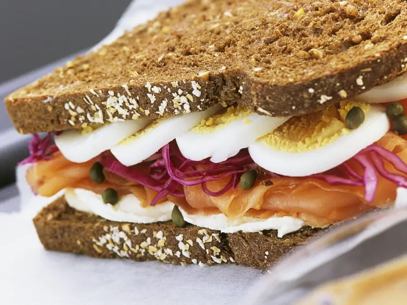 Doppeldecker mit geräuchertem Lachs und Ei