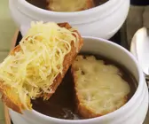 Elsässer Zwiebelsuppe mit Käsebrot