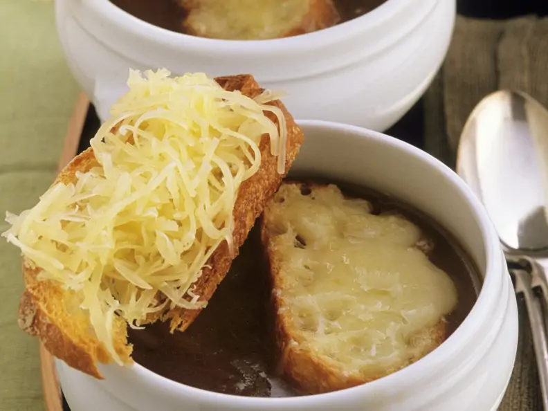 Elsässer Zwiebelsuppe mit Käsebrot