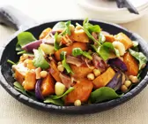 Salat aus Süßkartoffeln, roten Zwiebeln und Spinat